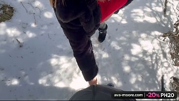 Image Salope en chaleur dans la poudreuse : je bouffe sa bite puis il me pilonne sauvagement jusqu'&agrave_ m'inonder de sperme chaud