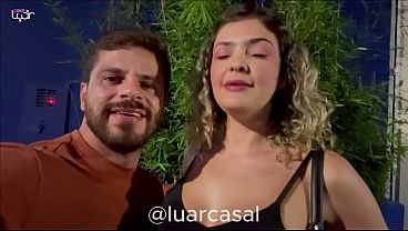 Image Corno assiste 3 machos fudendo sua mulher na cabine de swing!
