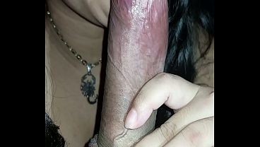 Image Primer plano Mamando la polla y Lamiendo el frenillo con la lengua