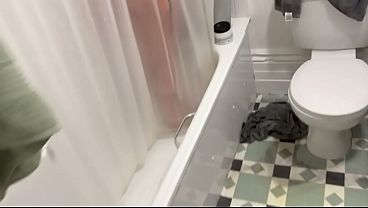 Image Sem Limites no Chuveiro: O Boquete Mais Quente da Loira Safada que Devora o Namorado na Gringa.