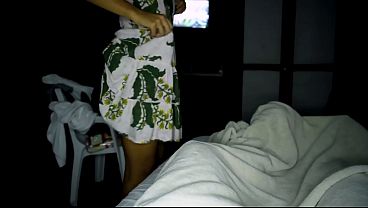 Image Mujer flaca de gran trasero entra a la habitaci&oacute_n con un vestido y se la follan. porno casero