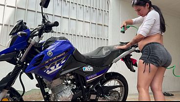 Image EMBARAZADA LAVANDO LA MOTO Y TENIENDO SEXO APASIONADO
