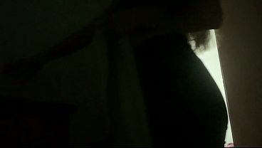 Image Mi hijastro cachondo me esp&iacute_a mientras estoy en el ba&ntilde_o y se masturba viendo mis tetas. LO INVITO A PASAR