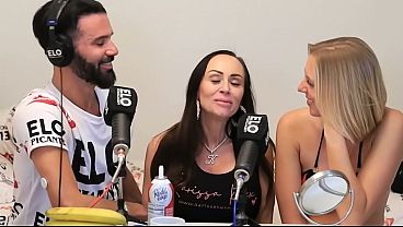 Image La rubia y la morocha se comen la banana con cremita!