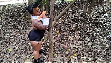 Image P&aacute_scoa em p&uacute_blico na natureza - Coelhinha safada levou a cenoura pediu para. Montavani colocar no cu