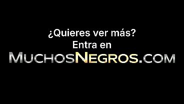 Image Negra gringa chupa una pinga