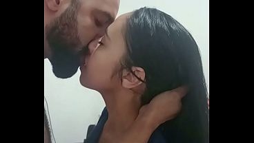 Image Esposa novinha hotwife recebendo bem o amigo do corno amador cukold