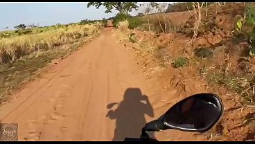 Image Garota universit&aacute_ria africana de 18 anos transa e goza no mato