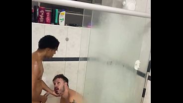 Image MORADOR DE RUA SO QUERIA UM BANHO , MAS ACABOU COMENDO O CU DO NOVINHO NO CHUVEIRO