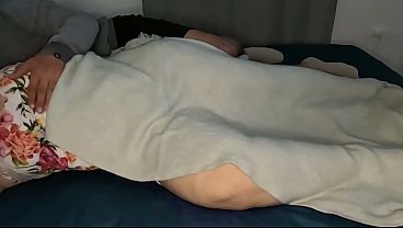 Image Sexy Madrastra culona compartiendo cama con joven hijastro
