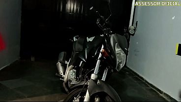 Image Fodendo a novinha na garagem do motel