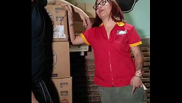 Image Cajera de tienda se coge a su jefe en la bodega