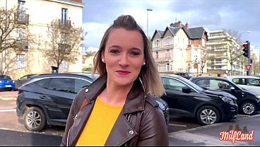 Image Kelly, belle milf coquine, coinc&eacute_e entre deux queues bien veineuses