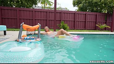 Image Harley King Gets Used by the Pool