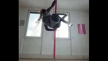 Image Anuskatzz dances on the pole for you !