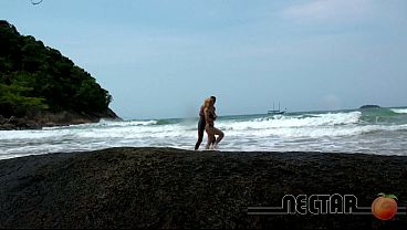 Image Comi uma loira desconhecida na praia