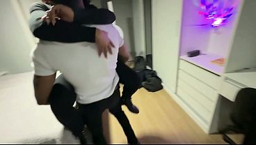 Image Corno manso colocou o pau do comedor na buceta da esposa gostosa, sem camisinha!! Casada gostosa, com uma vida safada, desejou o vizinho e fudeu com o pauzudo.