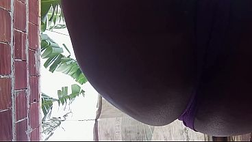 Image crente safada exibe as tetas enormes e gostosas ao ar livre