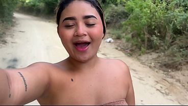 Image Mi mejor amigo me llev&oacute_ a una selva colombiana a follar al aire libre en un r&iacute_o