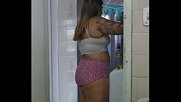 Image Limpando a casa de shortinho mostrando a raba