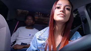 Image Safada motorista de aplicativo flagra passageiro dotado se masturbando por tr&aacute_s!