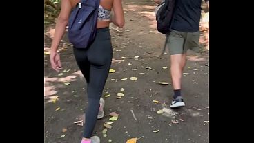 Image Belinha Hotwife aprontou na trilha do mirante: seduziu o guia e tomou gozada na boca. Corninho registrou