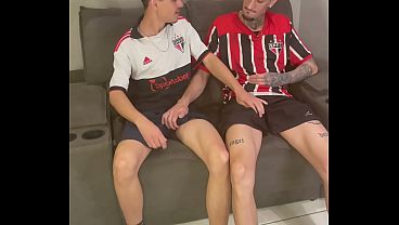 Image DEPOIS DO JOGO, SEMPRE ROLA UMA PUTARIA COM O ATACANTE DO TIME