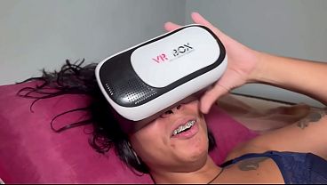 Image Mam&atilde_e e papai t&atilde_o excitados pela Entiada que est&aacute_ tocando siririca enquanto assiste filme com seu &oacute_culos virtual pai e m&atilde_e faz sexo encima dela Gr&aacute_tis veja completo no Red