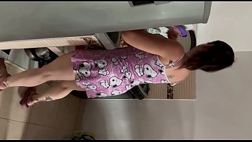 Image espiandola en pijama sexo en la cocina con la madrastra cachonda desnuda