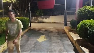 Image SEGURAN&Ccedil_A DE FAST FOOD PAGANDO BOQUETE NO CLIENTE PAUZUDO