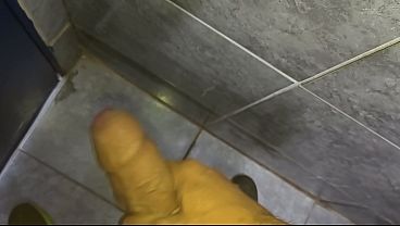Image Punheta bem gostosa do corno no banheiro