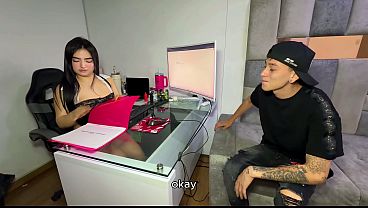 Image Entrevista de Trabajo se Convirti&oacute_ en una Sesi&oacute_n de Sexo Dura &ndash_ &iexcl_Casi Nos Descubre el Jefe!