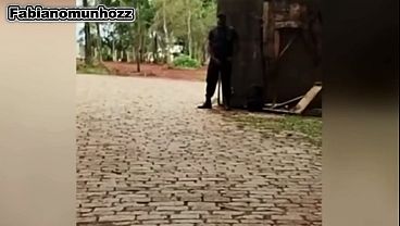Image Twink Baixinho Sentando no Seguran&ccedil_a do Park