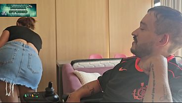 Image Faxineira safada de Saia Curta Limpando a casa provoca Cadeirante Tarado recebe pagamento com pau na sua buceta (VIDEO COMPLETO NO RED)