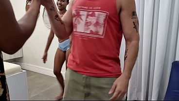Image Bastidores da primeira vez no porno da novinha de 18 anos Borboletinha dando cu pro Jr Doidera