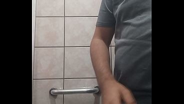 Image VIZINHA QUASE ME PEGA ESCONDIDO BATENDO PUNHEUTA NO BANHEIRO