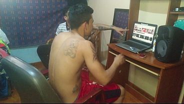 Image Sientate, y sienta la polla de mi amigo,!! marido le dice a su esposa