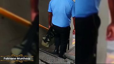 Image Baixinho segue o motorista de &ocirc_nibus at&eacute_ o parque e da pra ele