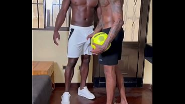 Image Negro roludo com 30cm me fudeu gostoso antes da partida de futebol/Black guy with 30cm fucked me hot before the soccer match