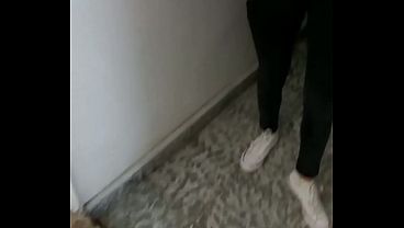 Image Vecina ninfomana me espera en la puerta para invitarme a follar