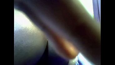 Image Masturbaci&oacute_n anal negra ninfomana metiendo un dildo en su culo