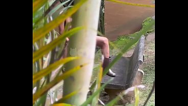 Image Caseiro fica espiando a patroa se masturbar na beira do rio