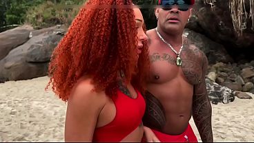 Image Duas trans gostosas decidem foder com dois negoes na praia!