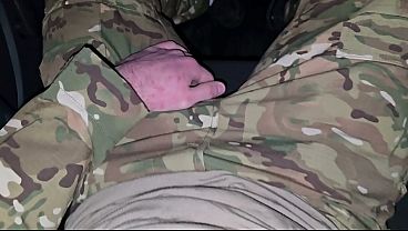 Image Deutscher Soldat wichst heimlich nachts im Auto - PhantomGentX