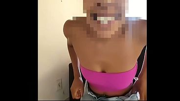 Image Se exibindo na cozinha de casa para o amante