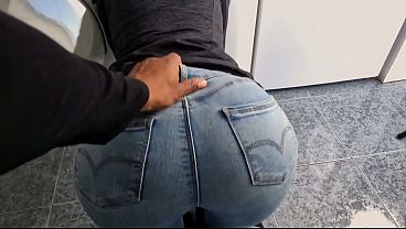 Image Hijastro encuentra a su Madrastra Milf con su gran culo en cuatro atrapada en la lavadora y no puedo resistirse a follarla hasta llenarle el culo de semen