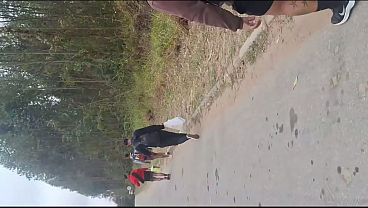 Image quatro turistas pauzudos fudendo o guia as margem da represa