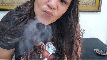 Image Fumando cigarro descubri que o tabaco deixa minha buceta latejando toda babada