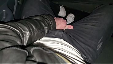Image Junge in Lederjacke wichst im Auto seines Kumpels - PhantomGentX