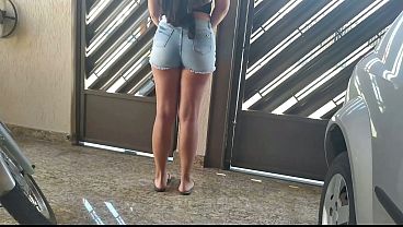 Image A mulher do meu vizinho &eacute_ muito gostosa e s&oacute_ usa shorts curtinho, ela d&aacute_ pra todo mundo do bairro e agora foi a minha vez de comer essa putinha